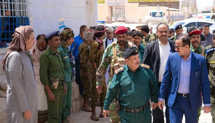 بن الوزير يتفقد إدارة شرطة مديرية عتق ويشدد على تعزيز الأمن والانضباط وتحسين الخدمات الشرطية