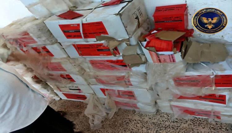 نزول لجنة من وزارة الزراعة والأسماك لمعاينة شحنة مبيدات حشرية مضبوطه بمحافظة لحج