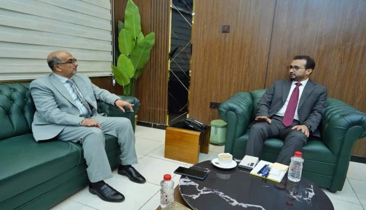 رئيس جامعة شبوة يناقش مع وزير الخدمة المدنية ترتيب أوضاع الكادر الأكاديمي والإداري للجامعة