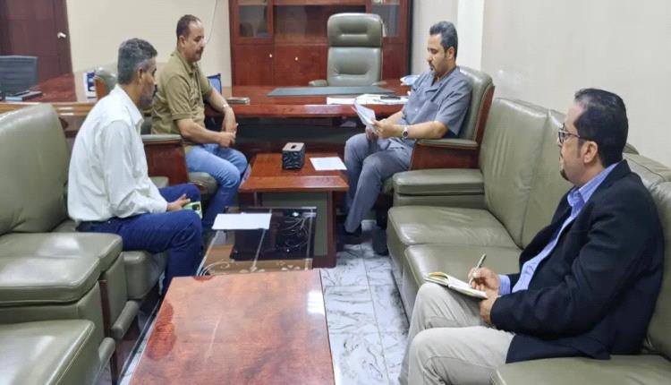 محافظ لحج يناقش مع مدير عام المفلحي تحديات والصعوبات الخدمية والتنموية بالمديرية