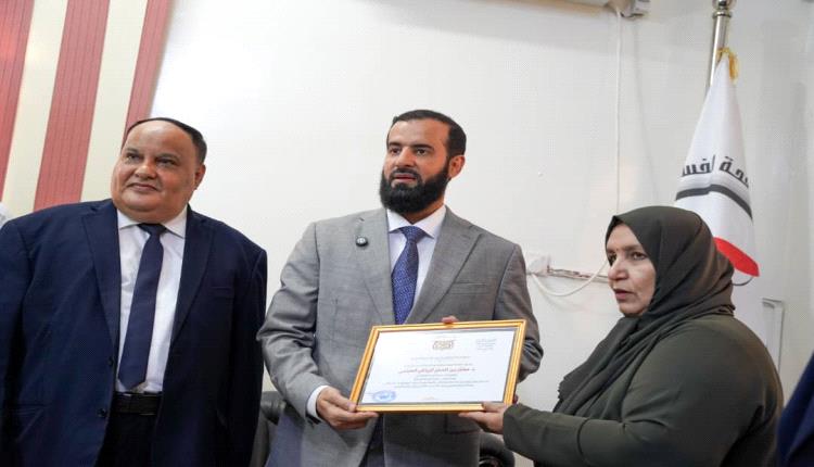 مقراط : محافظ أبين أول مسؤول حكومي يقدم إقرار الذمة المالية لهيئة الفساد