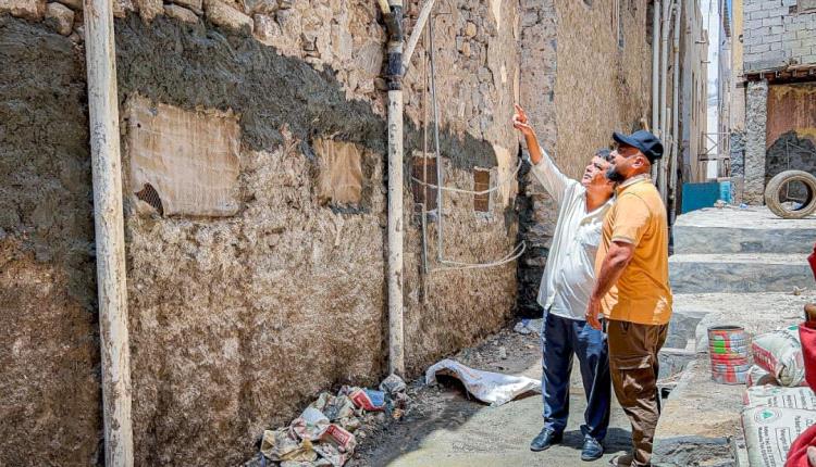 اشغال صيرة تنفذ أعمال تأهيل لعدد من المباني المهددة بالانهيار في الخساف