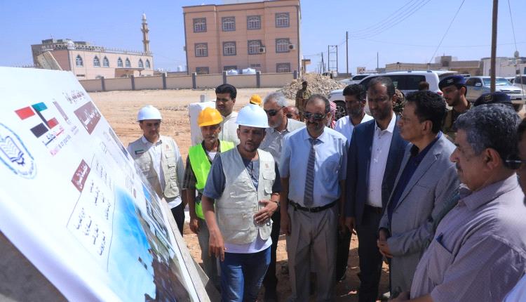 محافظ المهرة يضع حجر الأساس لمدرسة الإيمان ضمن مشروع مجمع الكويت التعليمي بالغيضة