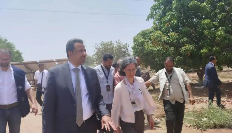 محافظ لحج والسفيرة الفرنسية يتفقدان القطاع الزراعي بمنطقة الحسيني ويطلعان على احتياجات المزارعين