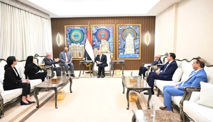 رئيس مجلس القيادة يؤكد التزام الدولة بتوفير كافة سبل الحماية والتسهيلات لمجتمع العمل الإنساني