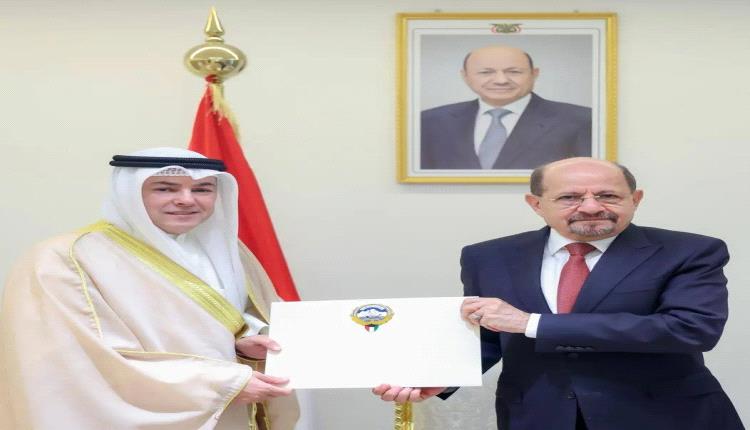 رئيس الوزراء وزير الخارجية يتسلم نسخة من أوراق اعتماد سفير دولة الكويت لدى اليمن