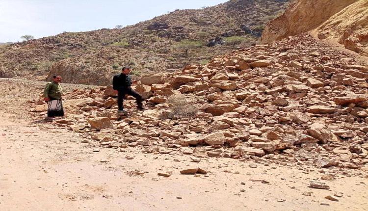 مكتب الأشغال بحالمين يفتح طريق عقبة خلق عقب انهيار صخري