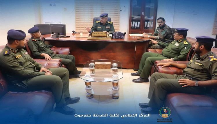 في إطار تعزيز الشراكة الأمنية والمؤسسية.. قيادة كلية الشرطة حضرموت تزور مدير عام الأمن والشرطة بساحل حضرموت
