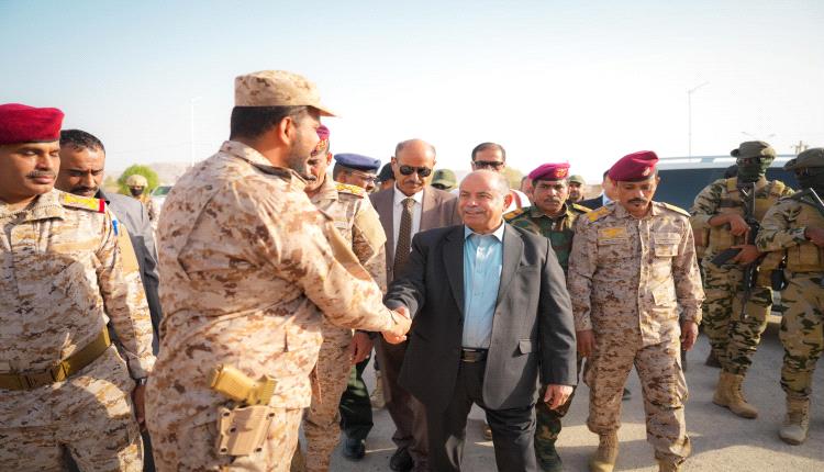 الخنبشي يشهد استعراضا عسكريا وأمنيا لقوات المنطقة الأولى ودرع الوطن والأجهزة الأمنية ويؤكد أن الأمن أساس التنمية بحضرموت