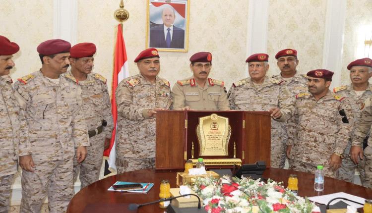 وزير الدفاع يكرم اللواء صالح محمد حسن نظير جهوده في الفترة الماضية