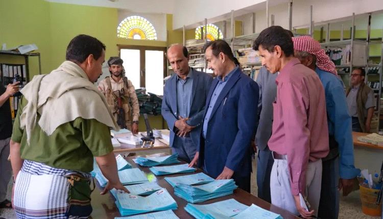 المحافظ بن الوزير يتفقد الاستعدادات الجارية لاختبارات الثانوية العامة ويوجه باعتماد الأرشفة الإلكترونية للنتائج