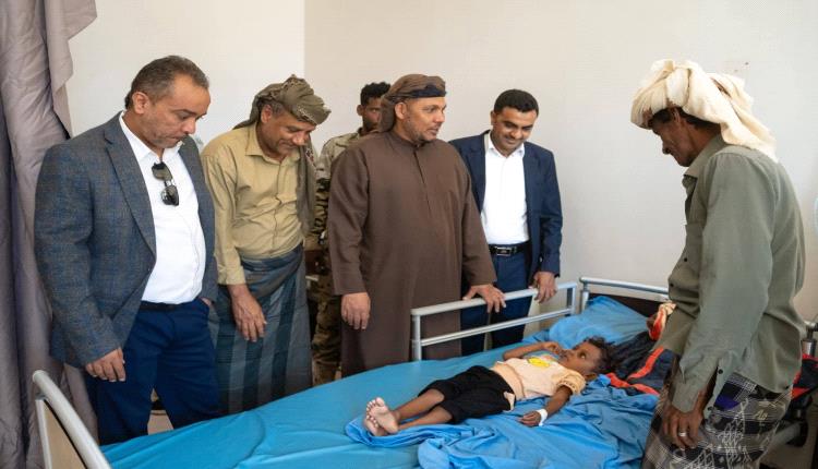 محافظ سقطرى يزور مستشفى خليفة ويطلع على مستوى الخدمات الطبية المقدمة للمرضى