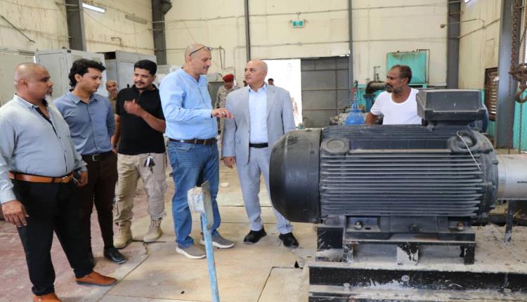 وزير المياه يتفقد محطة المجزرة لضخ المياه بالبريقة ويشدد على رفع كفاءة الخدمات