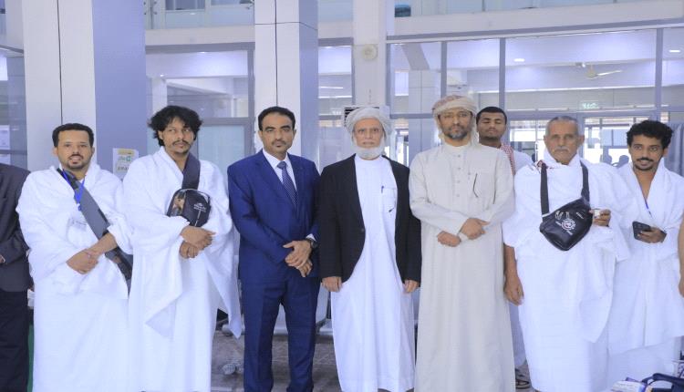 وكيل أول محافظة المهرة يدشّن تفويج 81 حاجًا وحاجة من مطار الغيضة الدولي إلى الأراضي المقدسة