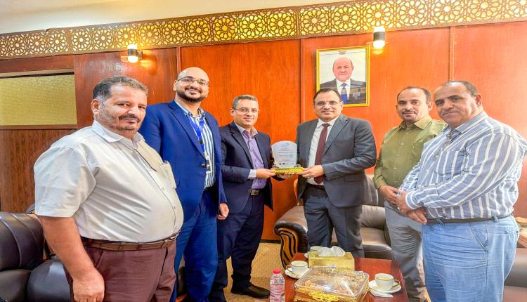 الوزير السقطري يبحث مع مؤسسة رواد تعزيز الشراكة والتنسيق لتنفيذ مشاريع تنموية في قطاعي الزراعة والأسماك