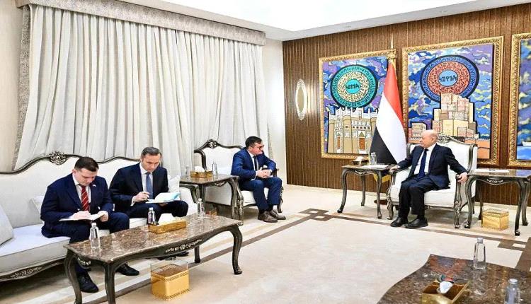 رئيس مجلس القيادة يشيد بالتطور المستمر في العلاقات اليمنية الروسية