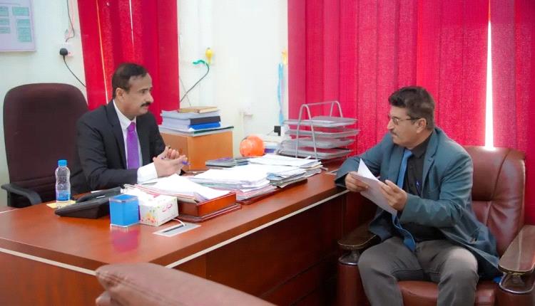 المحافظ بن الوزير يطّلع على أوضاع مديرية الروضة ويوجّه باعتماد مدرسة للبنات بمدينة الروضة