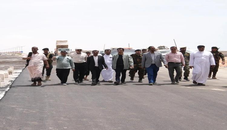 محافظ المهرة يتفقد مستوى الإنجاز في مشروع توسعة واستكمال تشطيبات المدخل الجنوبي لمدينة الغيضة