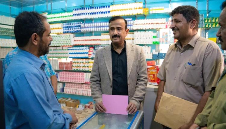 محافظ شبوة بن الوزير يتفقد مكتب الصحة والسكان ويشيد بخدمات صندوق الدواء بالمحافظة