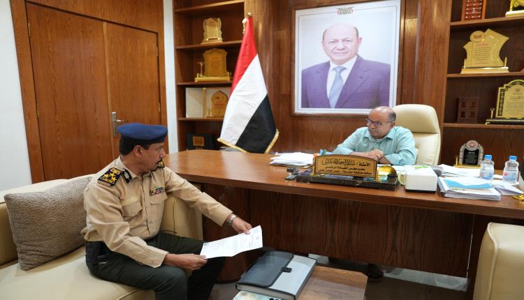 عضو مجلس القيادة محافظ حضرموت يؤكد أهمية تطوير خدمات الأحوال المدنية وتسهيل معاملات المواطنين