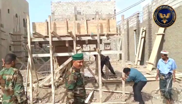 وحدة حماية الأراضي تنفذ حملة واسعة لإزالة التعديات ووقف البناء العشوائي في عدد من مديريات العاصمة عدن