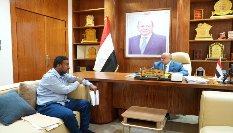 الخنبشي يلتقي المدير العام لمكتب الصناعة والتجارة بساحل حضرموت ويطلع على سير العمل وجهود الرقابة على الأسواق