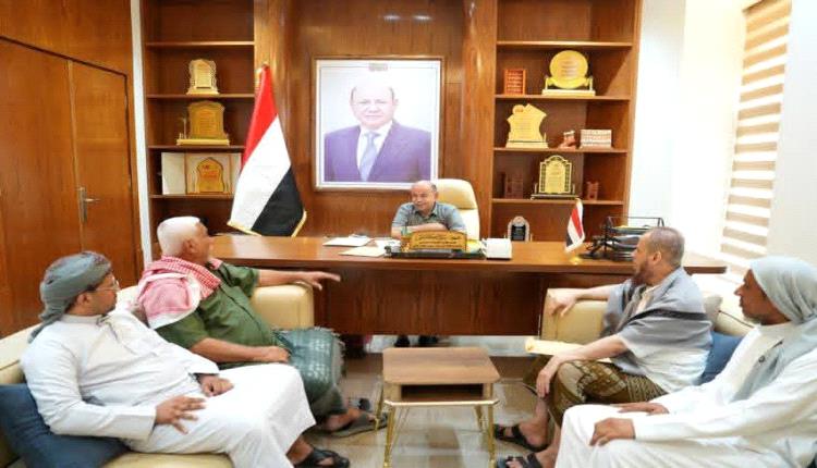 الخنبشي يناقش مشاريع الطرق والخدمات والرقابة التموينية والتنمية في حضرموت