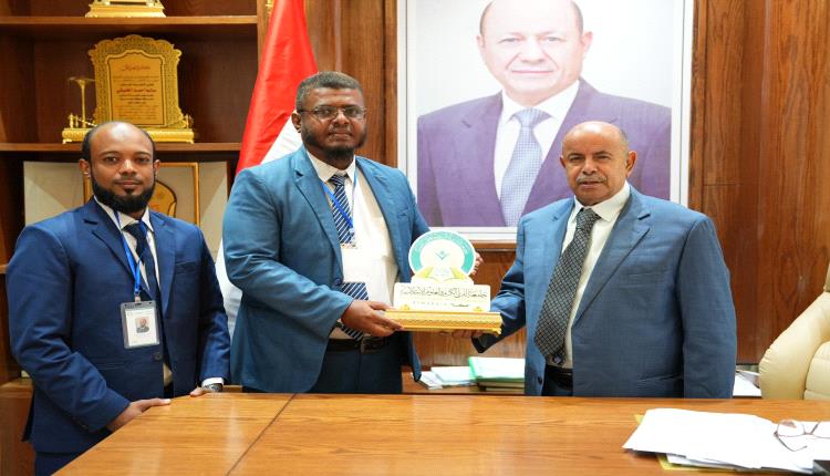 الخنبشي يلتقي قيادة جامعة القرآن الكريم والعلوم الإسلامية – فرع المكلا ويؤكد دعم السلطة المحلية لمسيرة التعليم الجامعي