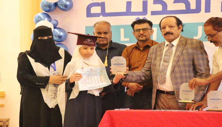 مدرسة المجد الأهلية تكرم 63 طالبا وطالبة من المتفوقين في لحج