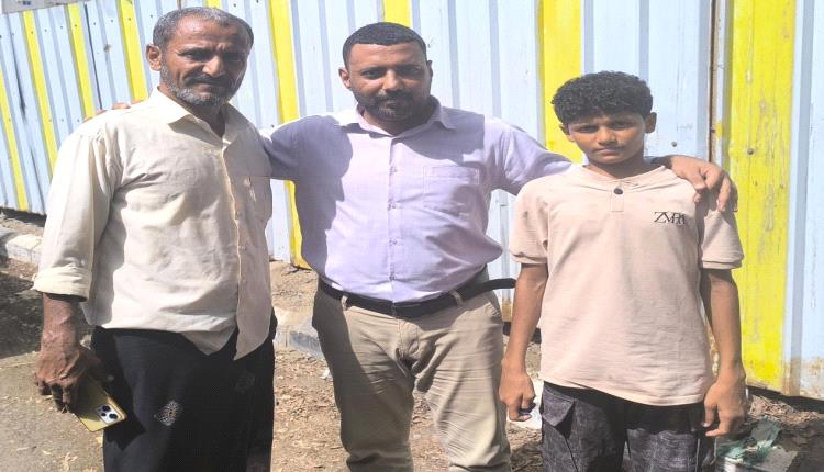والد الطفل علي معين يناشد مكتب السياحة بعدن التدخل.. والعدني يتعهد بإنصافه قانونيا