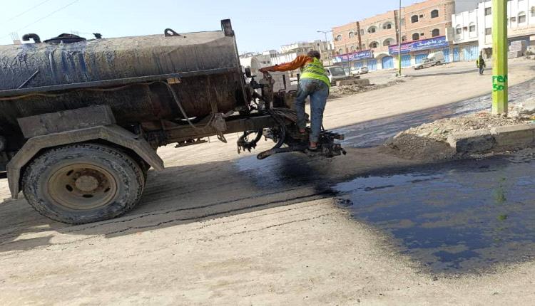 بدء أعمال رش مادة الـMC تمهيداً لسفلتة طريق جعار –باتيس بمحافظة أبين