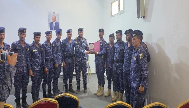 العميد الركن أحمد سعيد دركم يلتقي الضباط الخريجين من منتسبي قوات النجدة بمأرب ويشيد بدورهم الوطني