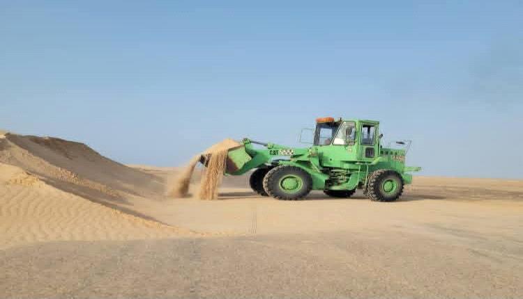 لحماية الطريق الدولي وتأمين المسافرين.. استمرار أعمال إزالة الرمال في ساحل امبح بشبوة