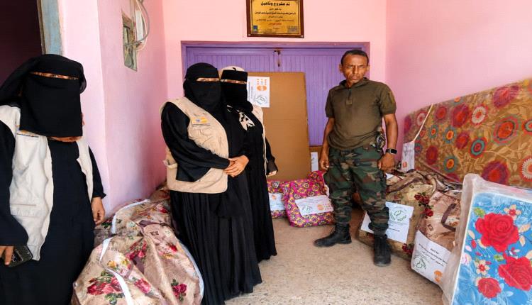 اتحاد نساء أبين يوزع مساعدات إيوائية وحقائب صحية على نزيلات إصلاحية السجن المركزي