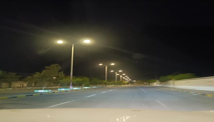 صندوق النظافة بأبين يواصل رفع الكثبان الرملية وصيانة خطوط الإنارة بزنجبار