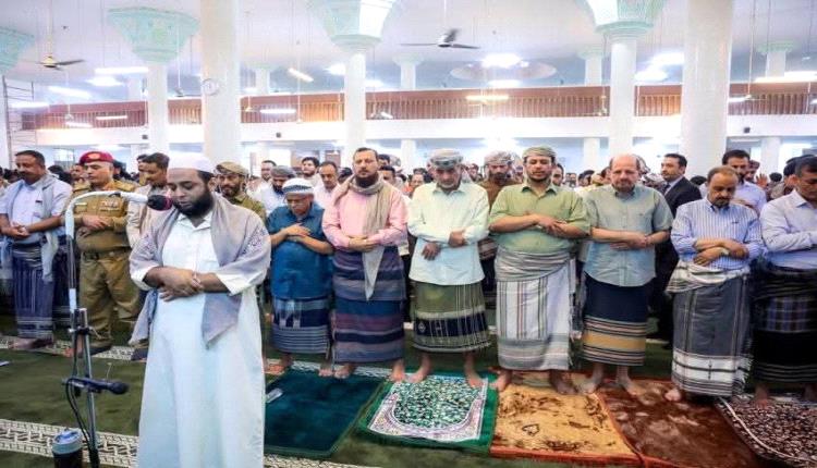 عضوا مجلس القيادة العليمي والصبيحي ورئيس الوزراء ومحافظ عدن يؤدون صلاة عيد الأضحى في خورمكسر