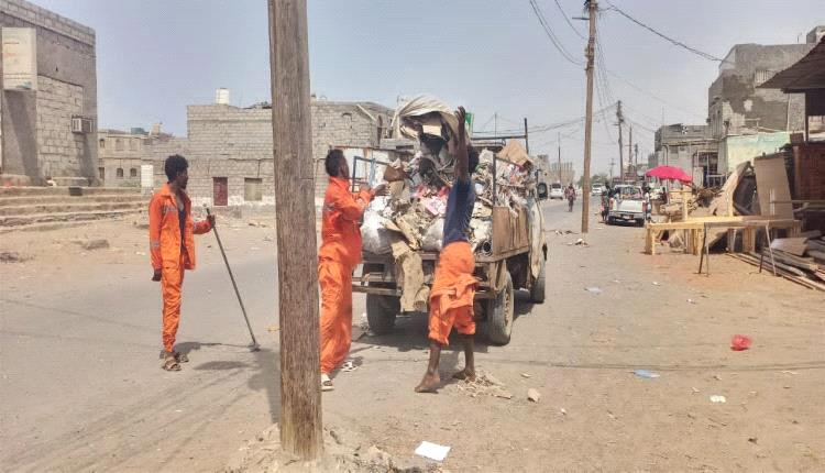 عمال وعاملات صندوق النظافة بخنفر يتسلمون عيدية العيد ويشكرون محافظ أبين على اللفتة الكريمة