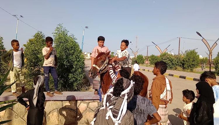 في أول أيام عيد الأضحى المبارك.. ساحة الشهداء بزنجبار تستقبل أعداداً كبيرة من الزوار وسط أجواء فرائحية