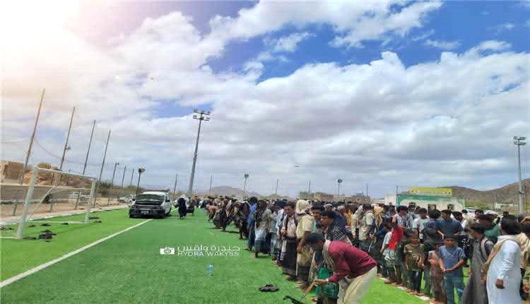 آلاف المواطنين يؤدون صلاة الغائب على روح الرئيس هادي في الوضيع بأبين