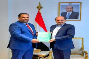 رئيس الوزراء يتسلّم رسالة بحثية لمدير عام المؤسسة الاقتصادية حول تعزيز الشراكة الاقتصادية