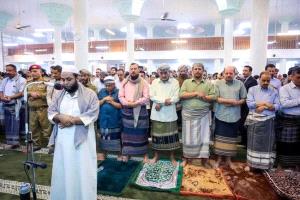 عضوا مجلس القيادة العليمي والصبيحي ورئيس الوزراء ومحافظ عدن يؤدون صلاة عيد الأضحى في خورمكسر