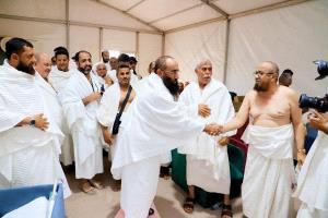 وزير الأوقاف والإرشاد يتفقد أوضاع حجاج بلادنا في مشعر عرفات