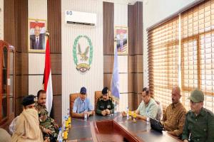 مدير عام شرطة شبوة يستقبل وفد وزارة الداخلية ويناقش تفعيل الشرطة النسائية ويطّلع الوفد على جاهزية الوحدات الأمنية