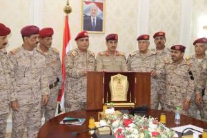 وزير الدفاع يطلع على جهود استكمال قطع البطاقة الذكية لمنتسبي الوزارة ويكرم اللواء الركن صالح حسن