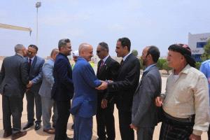 وكيل محافظة المهرة رعفيت يستقبل وفد الخطوط الجوية اليمنية الزائر للمحافظة