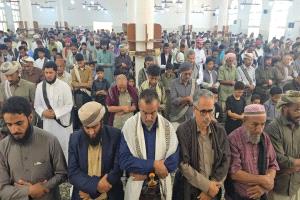 يتقدمهم المحافظ بن الوزير.. أبناء شبوة يحيون صلاة الغائب وفاءً لفقيد الوطن المشير الركن عبدربه منصور هادي