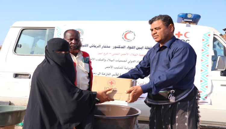 الهلال الأحمر اليمني بفرع أبين يختتم مشروع توزيع المواد الغذائية والإيوائية للنازحين في خنفر وزنجبار