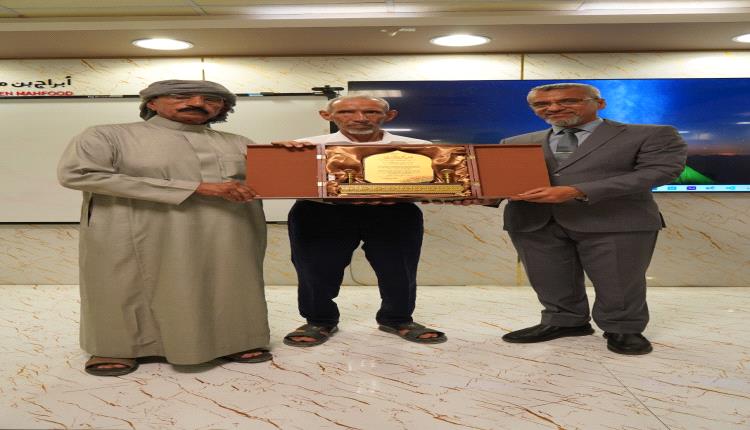 اللجنة المجتمعية بمدينة الهجرين وضواحيها تكرّم مؤسسة العون للتنمية والشيخ عبدالإله بن محفوظ