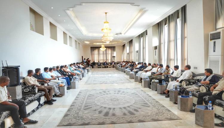 الخنبشي يعقد لقاء موسع مع رجال المال والأعمال لتسيير قافلة إغاثية للمحافظات المتضررة من الاعتداءات الحوثية