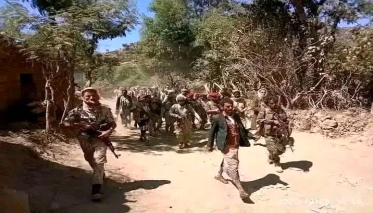 عاجل.. استسلام العشرات من عناصر الحوثيين في جبهات تعز